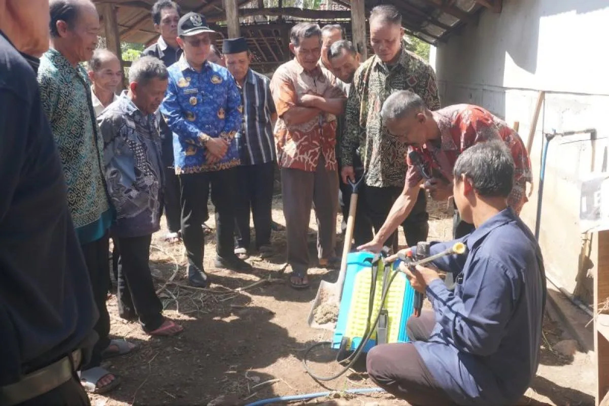 Demonstrasi pembuatan sawah terpal bersama kelompok tani di Gunungkidul.