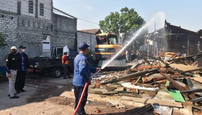 Pemkot Surabaya Tertibkan 192 Lapak Liar di Pasar Baru Pagesangan untuk Amankan Aset Daerah