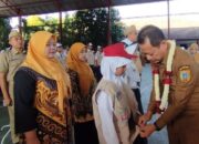 Bupati Kudus melepas peserta program pertukaran pelajar dan guru jenjang SD-SMP di halaman SMP Negeri 2 Jati Kudus, Senin (20/7/2026).