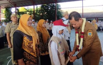 Bupati Kudus melepas peserta program pertukaran pelajar dan guru jenjang SD-SMP di halaman SMP Negeri 2 Jati Kudus, Senin (20/7/2026).