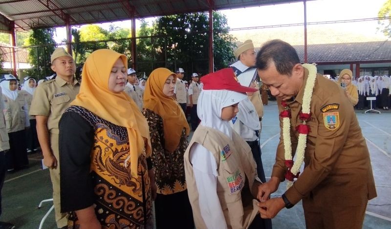 Bupati Kudus melepas peserta program pertukaran pelajar dan guru jenjang SD-SMP di halaman SMP Negeri 2 Jati Kudus, Senin (20/7/2026).