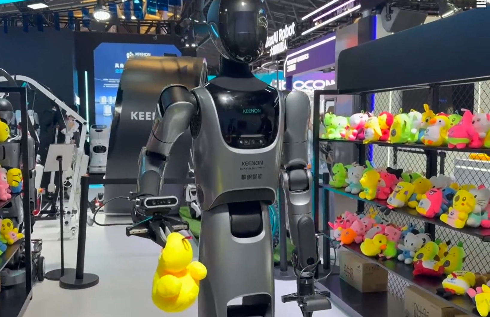 Robot humanoid mendemonstrasikan berbagai pekerjaan sehari-hari pada ajang World Artificial Intelligence Conference (WAIC) 2026 di Shanghai, China.