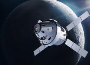 Wahana Orion dalam program Artemis milik NASA. Teknologi komunikasi laser memungkinkan pengiriman video 4K dan data berkecepatan tinggi dari sekitar Bulan menuju Bumi, membuka era baru komunikasi antariksa.