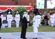Khofifah Kukuhkan 76 Paskibraka Jatim untuk HUT ke-81 RI