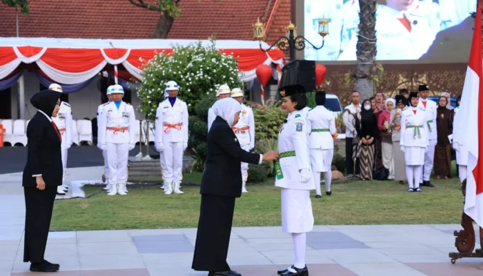 Khofifah Kukuhkan 76 Paskibraka Jatim untuk HUT ke-81 RI
