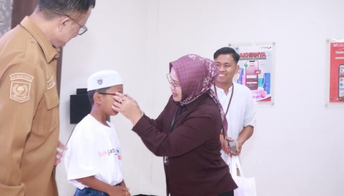13 Pelajar Terima Kacamata Gratis