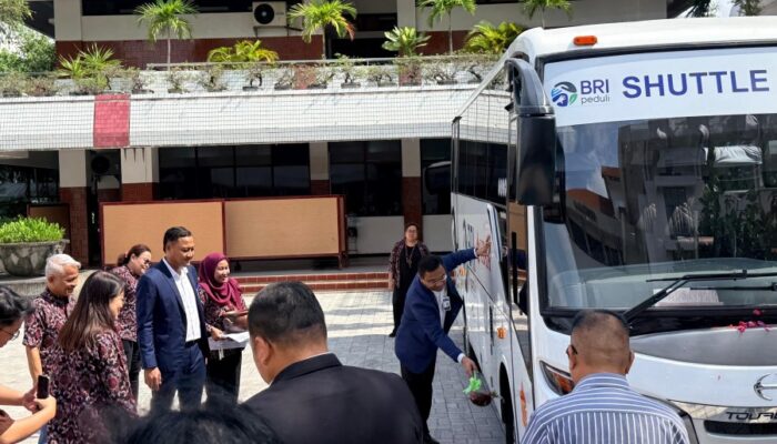 BRI Serahkan Bus ke Ubaya
