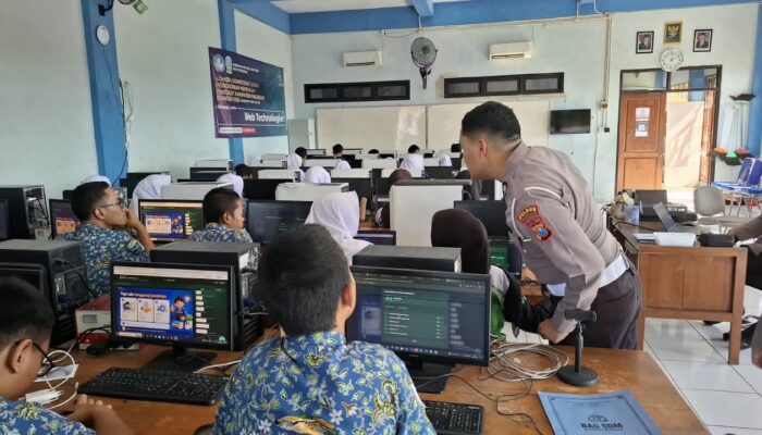 Polisi Dampingi Siswa Belajar AI