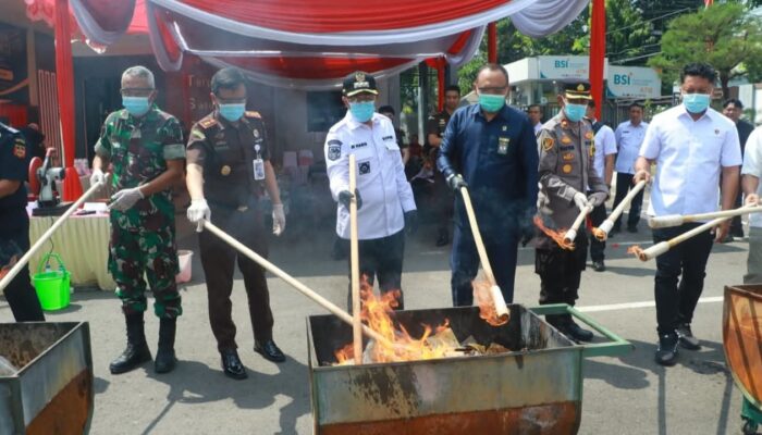 Ratusan Ribu Pil dan Sabu Dimusnahkan