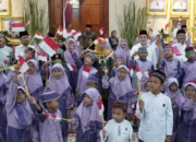 HUT ke-81 RI: Khofifah Gelar Doa Bersama dan Santuni 81 Anak Yatim di Grahadi