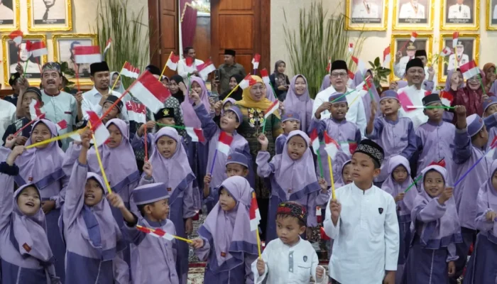 HUT ke-81 RI: Khofifah Gelar Doa Bersama dan Santuni 81 Anak Yatim di Grahadi
