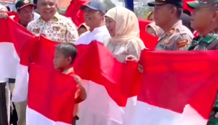 Khofifah Ajak Warga Jatim Kibarkan Merah Putih Sebulan Penuh