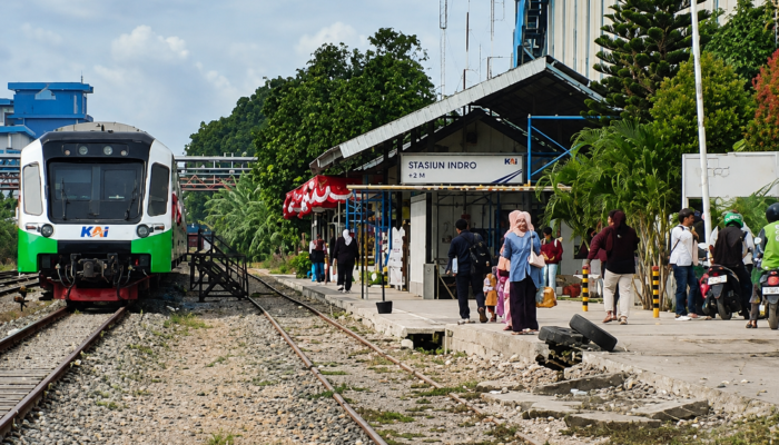 Akses Stasiun Indro Tak Layak, Warga Desak Jalan Segera Diaspal