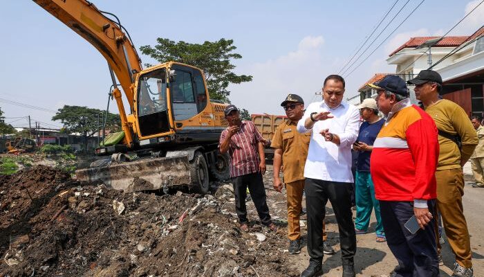 Pengaspalan Terlambat Ancam Keselamatan Pengendara, Eri Cahyadi Peringatkan Kontraktor