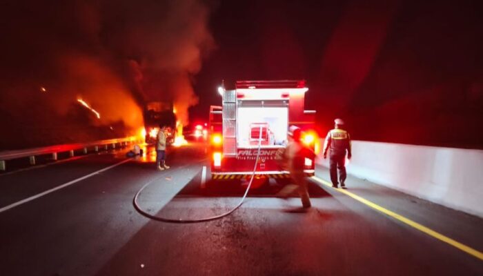 Bus Double Decker Gunung Harta Terbakar di Tol Madiun–Nganjuk, 30 Penumpang Selamat