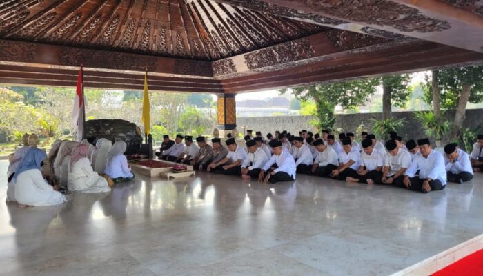Sambut Hari Jadi ke-702, Pemkab Blitar Ziarah Makam Leluhur dan Tokoh Bangsa