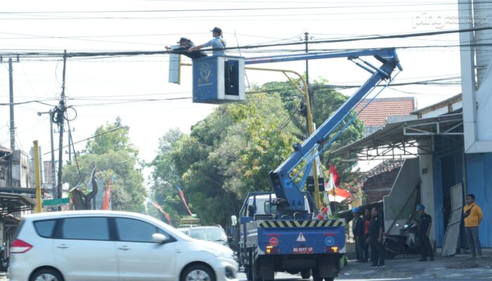 Penertiban Kabel Semrawut, Pemkab Nganjuk Cabut Tiang Liar