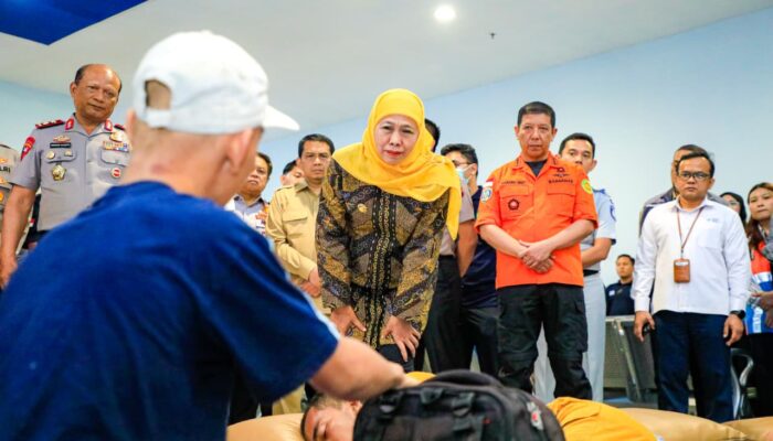 Gubernur Khofifah dan Kapolda Jatim Tinjau Posko Terpadu KMP Mutiara Sentosa II di Tanjung Perak