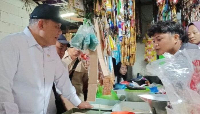 Tinjau Pasar Asemrowo, BHS Desak Bapanas Berantas Lonjakan Harga MinyaKita dan Bantu Renovasi Pasar
