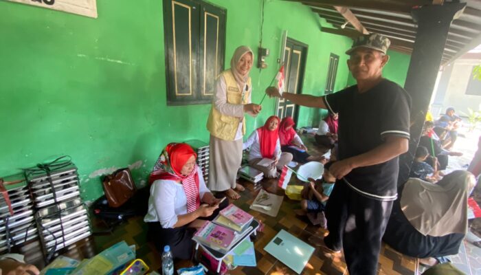 Posyandu Teratai Karangdoro Semarakkan Kemerdekaan dengan Berbagi Bendera & Sempritan