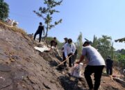Ulama dan Umaroh Bersatu, Bersihkan Bantaran Sungai Brantas Bersama 100 Santri Kediri