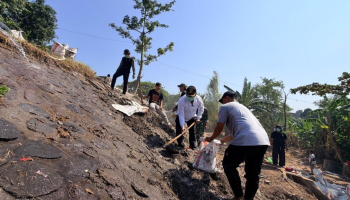 Ulama dan Umaroh Bersatu, Bersihkan Bantaran Sungai Brantas Bersama 100 Santri Kediri