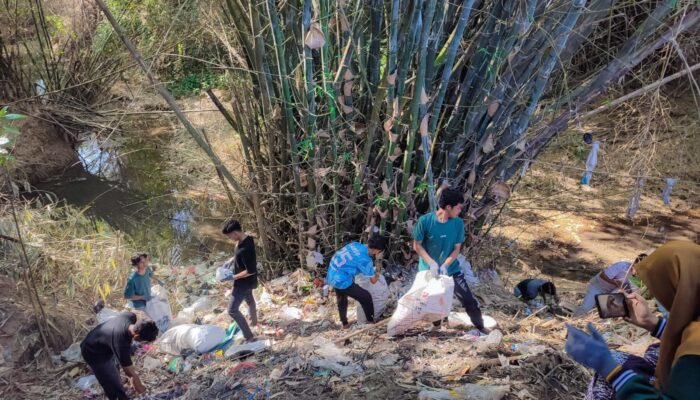 Usai Sosialisasi Eco Smart, Mahasiswa KKN UIT Lirboyo Bersihkan Sungai di Desa Bulu