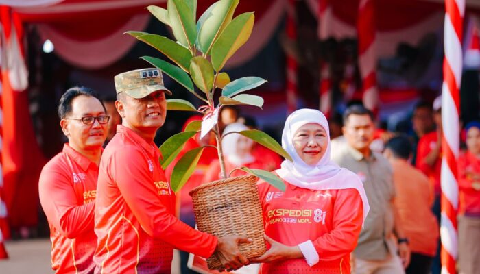 Ekspedisi 81 Gunung Arjuno: Khofifah Lepas 500 Pendaki Bentangkan Merah Putih 81 Meter