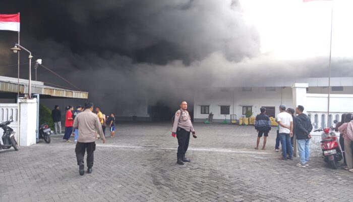 Pabrik Mie di Ngoro Mojokerto Terbakar, Api Merembet ke Ruang Produksi