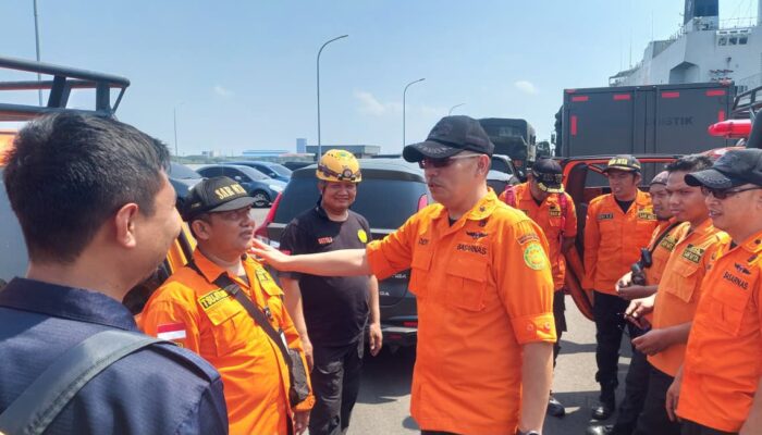 BASARNAS Lepas 15 Personel SAR ke NTT dari Surabaya