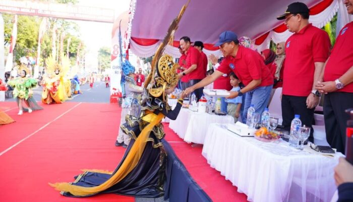 Karnaval Pelajar Semarakkan HUT ke-81 RI di Lamongan