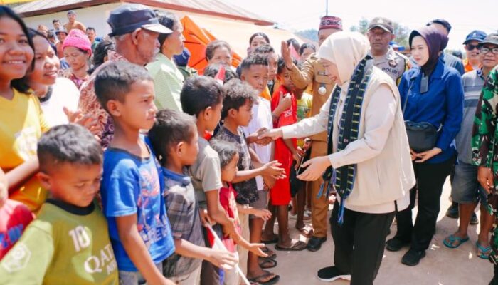 Gubernur Khofifah Kunjungi Pengungsian Gempa Manggarai Timur, Bermain Bersama Anak dan Kuatkan Warga