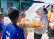 Khofifah Sapa Warga dan Bagikan Snack kepada Anak-Anak di Manggarai Timur