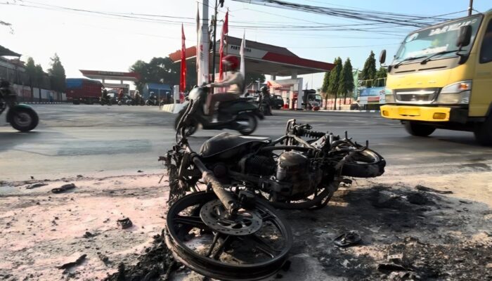 Geger di SPBU Mojosari! Motor Terbakar Usai Pengisian Bensin, Pemilik Hilang Misterius