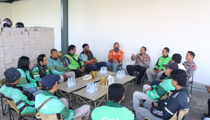 Ngopi Bareng Ojol, Kapolres Mojokerto Matangkan Kesiapan Kenanten Police Station