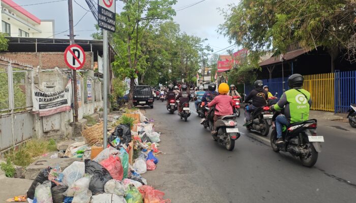 Ironi Plang Larangan dan Gunungan Sampah di Pandegiling, Komisi C DPRD Surabaya Minta Lurah Turun Tangan