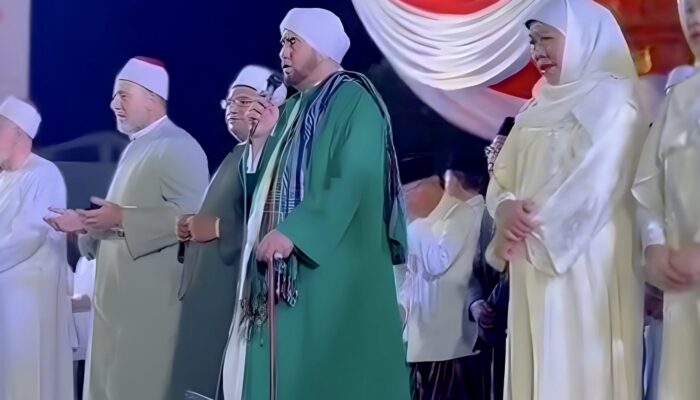 Semarak HUT ke-81 RI di Grahadi: Khofifah Hadirkan Habib Syech dan Ulama Al-Azhar Mesir dalam Majelis Sholawat