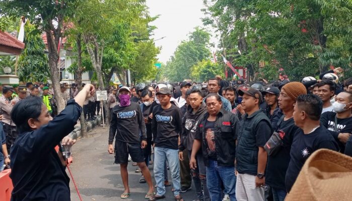 Kecewa Vonis Ringan Pengeroyokan Maut, Ratusan Pesilat Geruduk Kejari Nganjuk