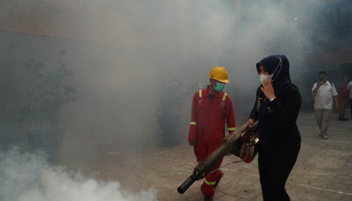 Sambut Muktamar ke-35 NU, Ning Lia bersama Lintas Elemen Fogging Pesantren di Jombang