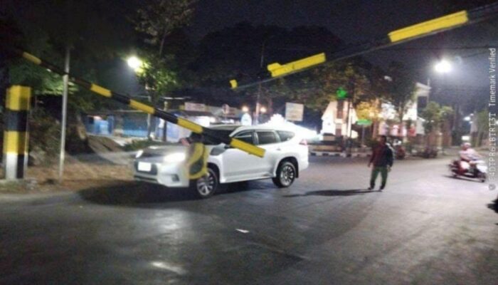 Terobos Underpass Stasiun Nganjuk, Mobil Travel Hantam Portal Pembatas