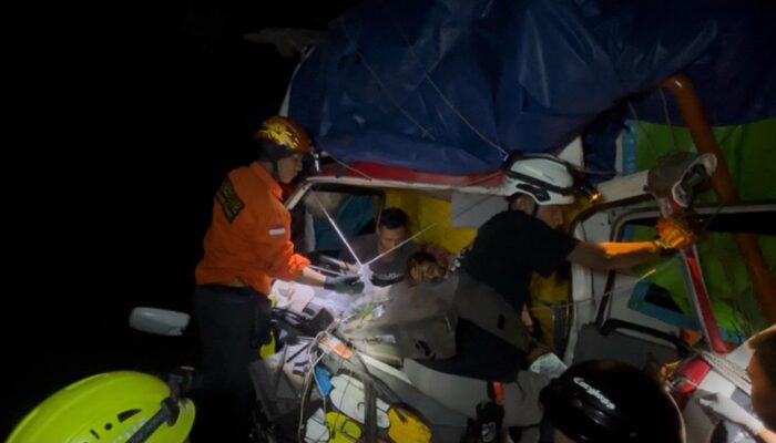 Sopir Mengantuk, Truk Muatan Sendok Plastik Tabrak Warung di Mojokerto