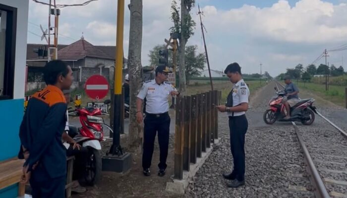 Bahayakan Pengendara, Aspal 3 Lintasan Kereta di Tulungagung Rusak Parah