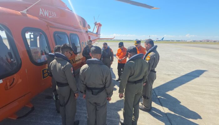 Cari Bangkai Kapal dan Korban KMP Mutiara Sentosa II, Basarnas Terjunkan Helikopter HR-1301 di Laut Sumenep