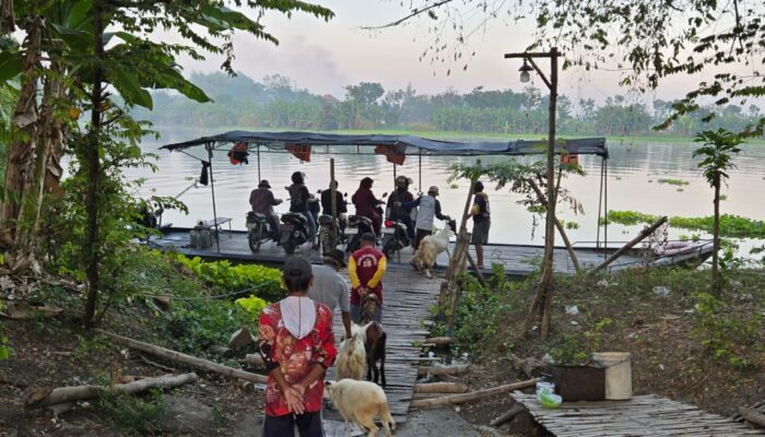 Menunggu Jembatan, Perahu Plat Tetap Jadi Andalan