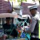 Satlantas Polres Gresik Gelar Jumat Berkah, Bagikan Puluhan Paket Nasi kepada Warga