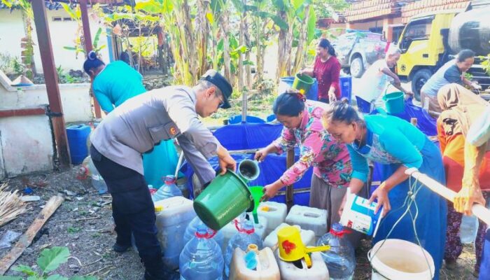 Polres Bojonegoro Salurkan 8.000 Liter Air Bersih untuk Warga Ngambon