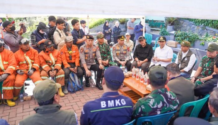 Karhutla Gunung Bromo, Wagub Emil Pastikan Pemadaman dan Pencegahan Terus Dilakukan