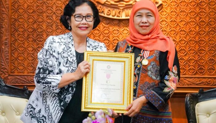 Khofifah Raih Penghargaan Tertinggi PB PGRI, Komitmen Pendidikan Jatim Diapresiasi