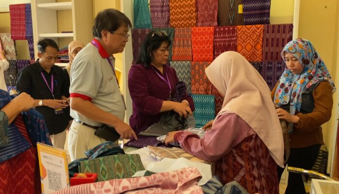 Tenun Medali Mas Bawa Warisan Lokal ke Pasar Modern