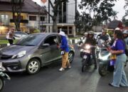 Polresta Malang Kota dan Aremania Bagikan 39 Mawar, Tebar Pesan Damai Jelang HUT Arema FC